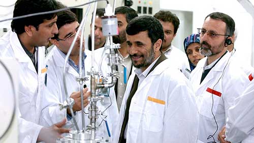Ahmadinejad in Natanz reactor (Photo: EPA)