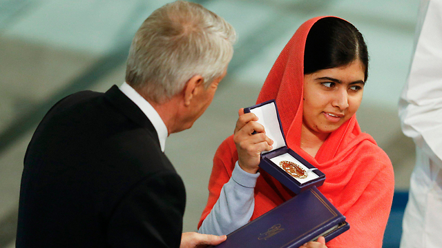 Malala receives Nobel Peace Prize (Photo: Reuters)