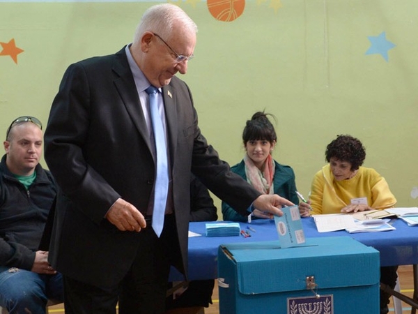 Israeli President Reuven Rivlin casts his vote in yesterday's elections. (Image source: Israel Government Press Office)