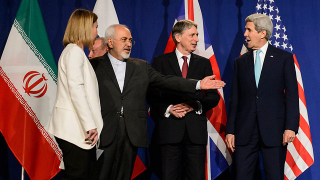 US Secretary of State John Kerry (R) with British Foreign Secretary Philip Hammond, Iran's Javed Zarif EU foreign policy chief Federica Mogherini (L) (Photo: AP)