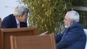 US Secretary of State John Kerry (left) talks with Iranian Foreign Minister Mohammad Javad Zarif in Geneva, Switzerland, May 30, 2015. (AFP/Susan Walsh, Pool)