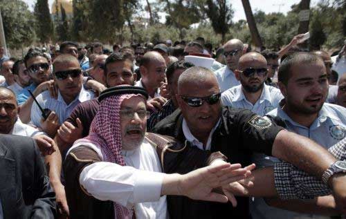 Jordanian minister being rescued from a mob on the Temple Mount (Arab media) 