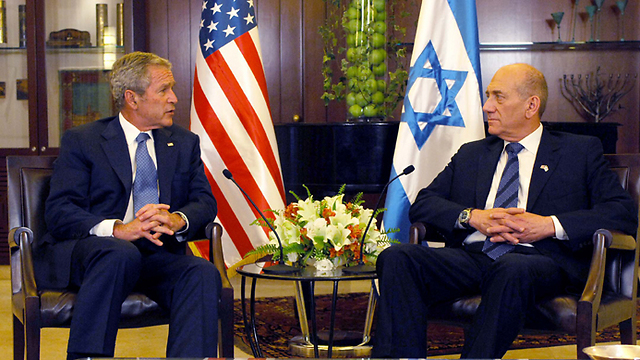 Then-prime minister Olmert, right, could not convince then-US president Bush to bomb the Syrian reactor (Photo: Avi Ohayon, GPO)
