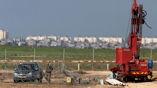 IDF digging, looking for tunnels (Photo: EPA)