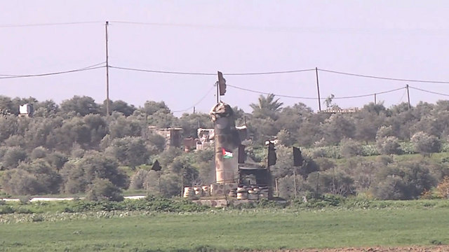 ISIS flag flying next to the Palestinian flag at a military position in central Gaza (Photo: Roee Idan)