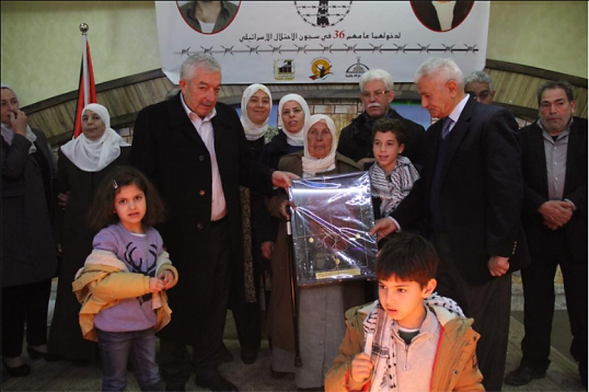 Senior Fatah figures (Abbas Zaki, Jamal Muheisen, Mahmoud al-'Alul, Dalal Salameh) and senior PA figure Laila Ghannam honor the prisoners' families (Facebook page of Dr. Laila Ghannam, January 14, 2018).