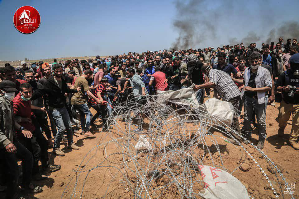 Palestinian rioters cutting the barbed wire in clashes in east Jabalia (Facebook page of Beit Hanoun News, May 14, 2018). 
