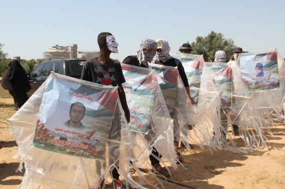 Kites with pictures of shaheeds. Right: Razan al-Najar (Facebook page of the "supreme authority of the great return march," June 8, 2018).