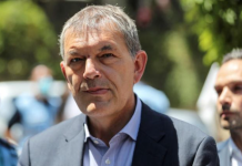 A UNRWA manterá sua nova política contra o incitamento? Philippe Lazzarini, comissário geral da UNRWA, visita Sheikh Jarrah em 2 de junho.