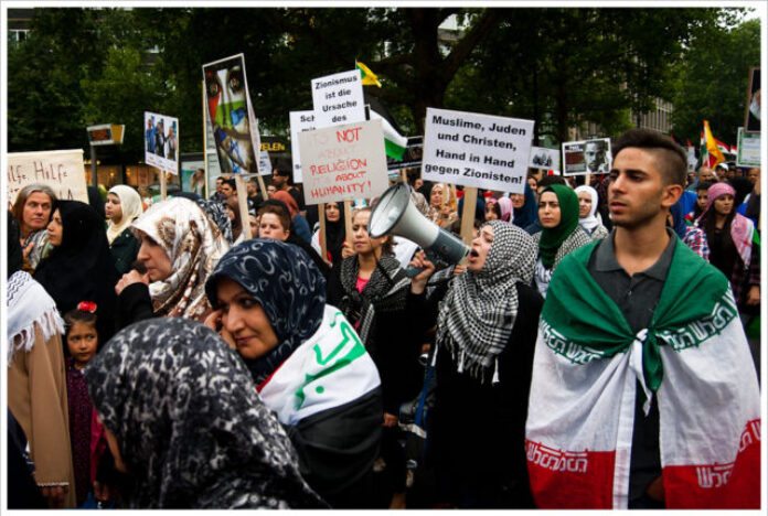 Demonstrators at the annual al-Quds day march in Berlin. (Photo: Montecruz Foto)