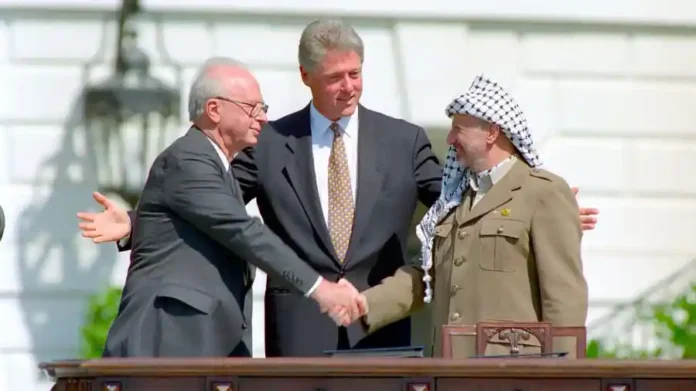L-R: Former Israeli Prime Minister Yitzhak Rabin, former U.S. President Bill Clinton, and former PLO Chairman Yasser Arafat, at the Oslo accords signing ceremony on the White House lawn, 1993. (Wikimedia)